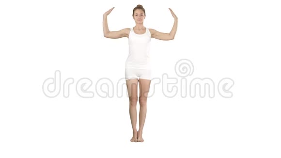 年轻女子在鹰瑜伽姿势的白色背景视频的预览图
