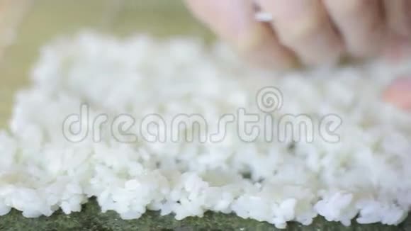 寿司店厨师准备寿司卷的米饭视频的预览图