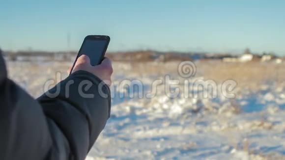 冬天日落时分人们用智能手机视频的预览图