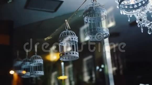 漂亮的装饰鸟笼挂在绳子上视频的预览图
