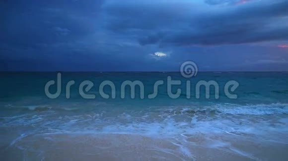 海浪冲刷沙滩视频的预览图