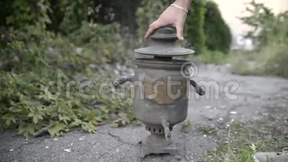 萨莫瓦尔古董水壶点燃火焰视频的预览图
