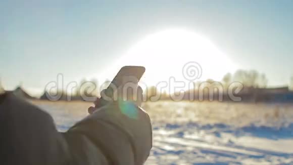 冬天男人用智能手机对付视频的预览图