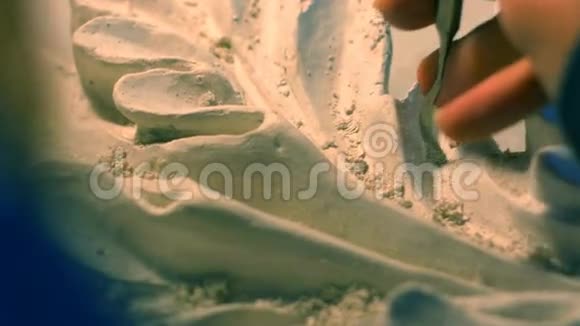 工人清理石膏装饰品石膏上的时尚装饰巴洛克风格的装饰视频的预览图