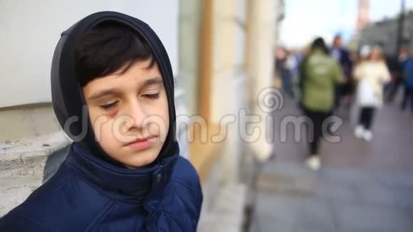 这个男孩是一个十几岁的孩子有一个血肿眼睛擦伤看着相机视频的预览图