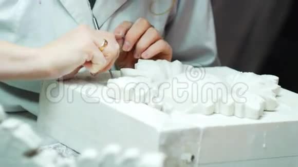 工人清理石膏装饰品石膏上的时尚装饰巴洛克风格的装饰视频的预览图
