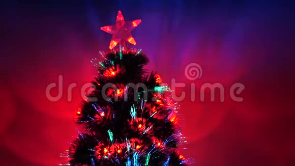 新年圣诞树节日快乐圣诞内饰房间里有一棵漂亮的圣诞树上面装饰着视频的预览图