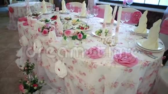 结婚宴会为客人准备的椅子和桌子装饰有蜡烛配有餐具和陶器并有盖子视频的预览图