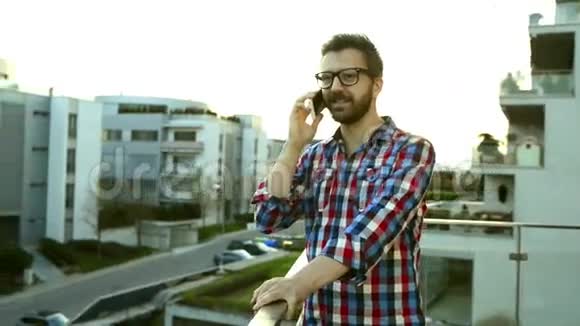 有智能手机的商人打电话站在巴尔科视频的预览图