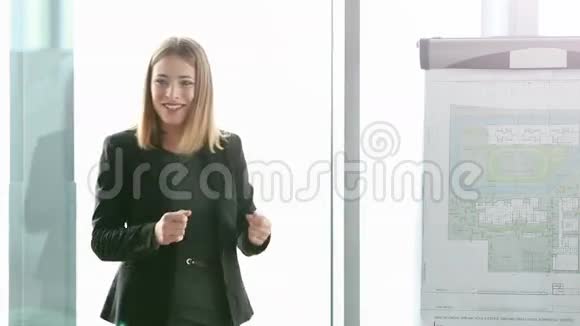 微笑美丽的女商人用挂图做演讲视频的预览图