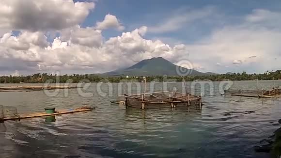 竹篱笆建在湖鱼笼上视频的预览图
