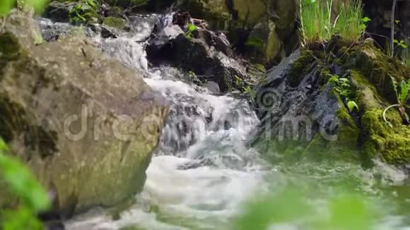 岩石之间的小瀑布视频的预览图