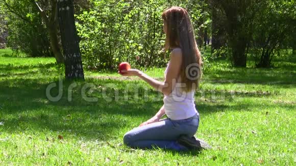 那个年轻的女人把苹果给了小女孩视频的预览图