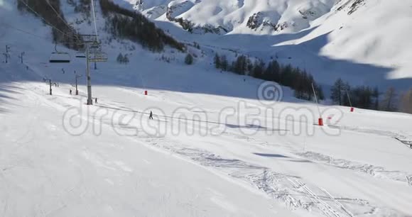 在阿尔卑斯山滑雪视频的预览图