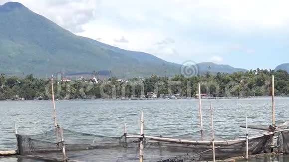竹篱笆建在湖鱼笼上视频的预览图