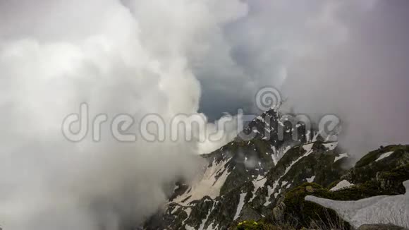 白雪皑皑的山峰上乌云密布视频的预览图