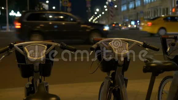 自行车停放道路旁视频的预览图