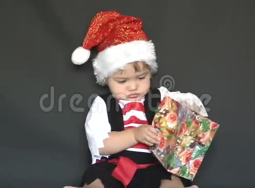 婴儿圣诞老人和礼品袋视频的预览图