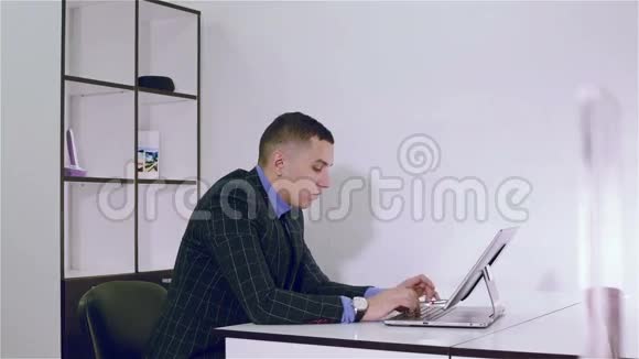 商人用电脑在桌子旁的办公室工作视频的预览图