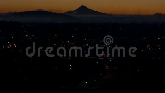 俄勒冈州波特兰市市区日出电影莫里森桥和移动的云一个清晨1080p视频的预览图