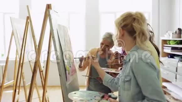 在艺术学校画画笔的女人视频的预览图