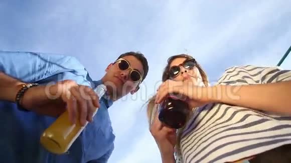 有趣的醉鬼夫妇低头看着镜头喝着鸡尾酒笑着视频的预览图