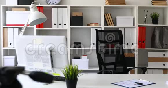 浅色办公室内部配有黑色办公椅视频的预览图