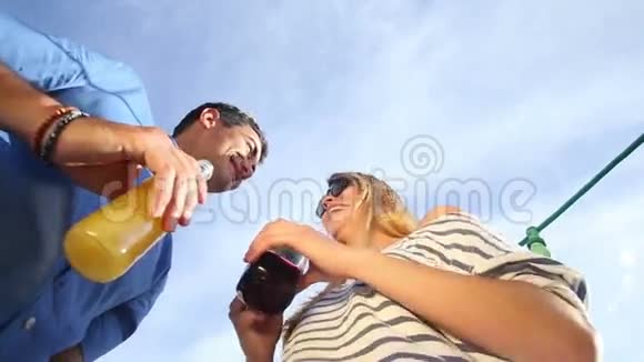 有趣的醉酒夫妇低头看镜头品尝和喝鸡尾酒视频的预览图