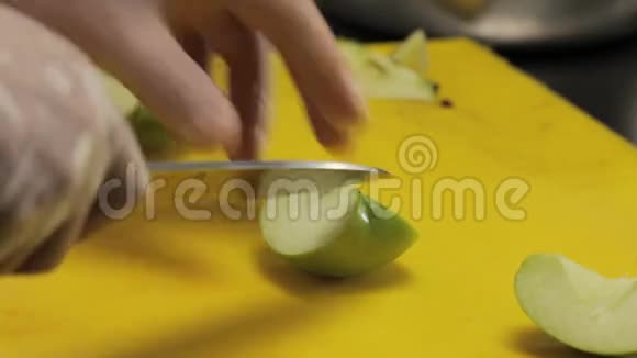 厨师切下苹果种子关紧视频的预览图