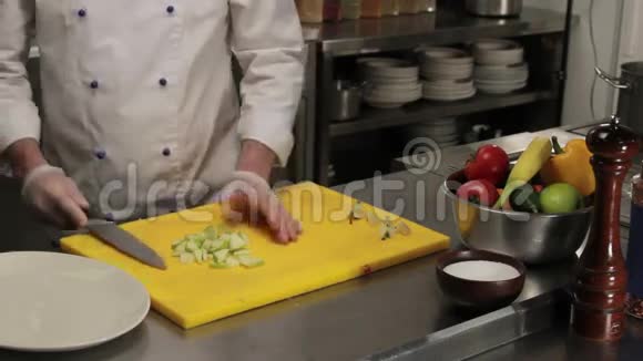 厨师把苹果切片放在盘子里中档视频的预览图