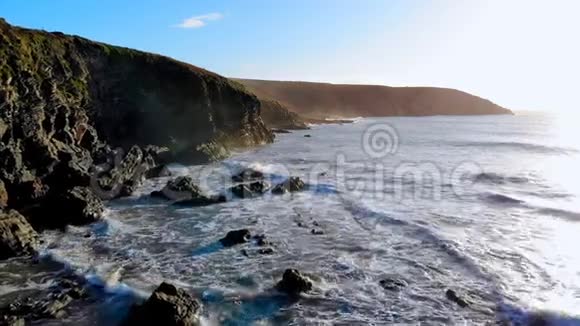 带山崖和海的海滩视频的预览图