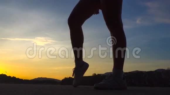 女人在日落前热身慢动作视频的预览图