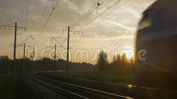 日落时分穿过乡村的火车视频的预览图