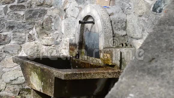 从金属管道喷泉水源流出的清水和冷水视频的预览图