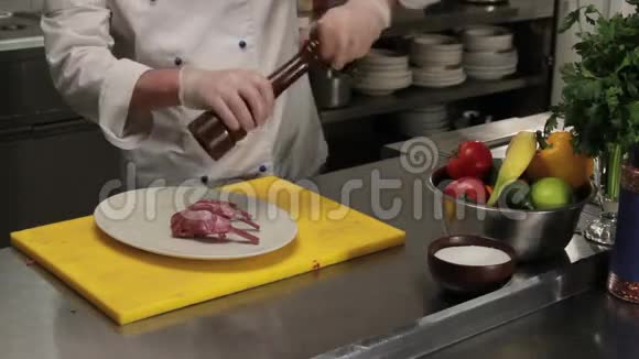 厨师用香料洒下部分肋骨中弹视频的预览图