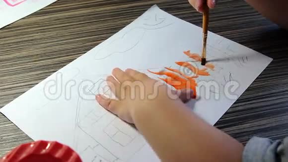 小女孩绘画和水彩颜料的俯视图视频的预览图