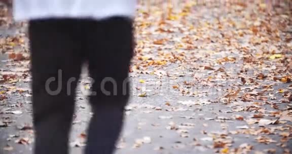 一个人慢跑在公园里跑步视频的预览图