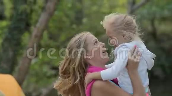 充满活力的妈妈握着她的小女孩视频的预览图