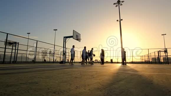 日落时的篮球赛视频的预览图