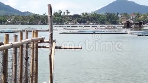 竹篱笆建在湖鱼笼上视频的预览图