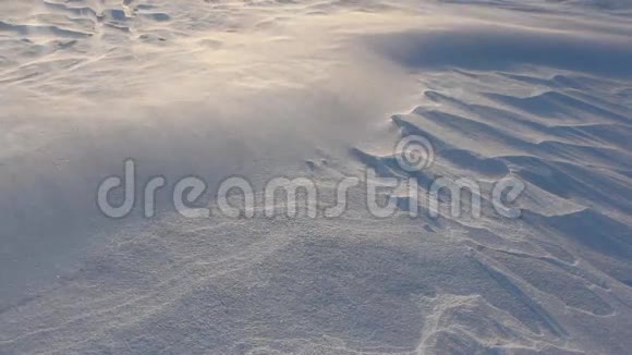 暮雪冻江背景下的暴雪视频的预览图