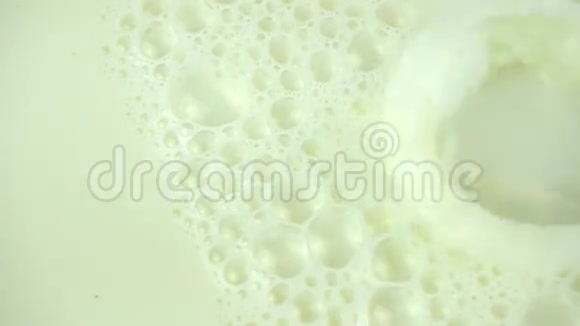 牛奶浇注慢速运动视频的预览图
