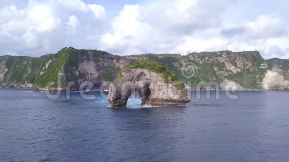 空中海上神奇的岩石拱门岛印度尼西亚努萨佩尼达4K视频的预览图