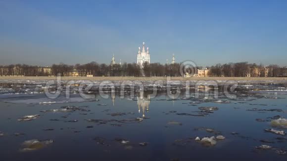 斯莫尼大教堂内瓦河上的春冰漂流圣彼得堡视频的预览图