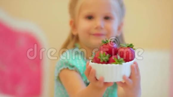 可爱的草莓小女孩视频的预览图