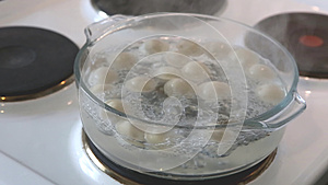 俄罗斯传统的胡椒粉是用炉子上的玻璃锅煮的视频的预览图
