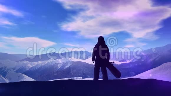 雪山背景下滑雪者的黑暗轮廓视频的预览图