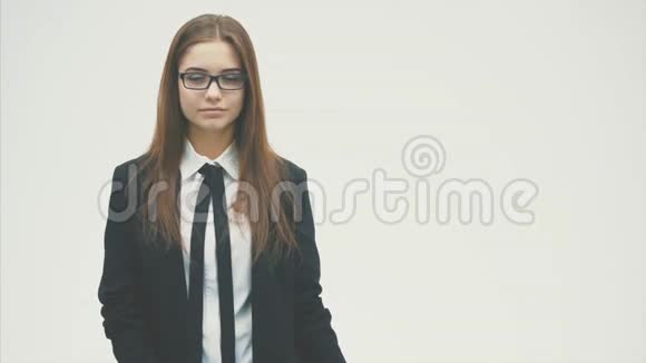 年轻的商业女孩站在白色的背景上穿着黑色的夹克视频的预览图