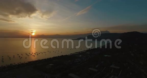 在美丽的加尔达湖LagodiGarda上欣赏美丽的日落全景这里有山脉游艇和视频的预览图