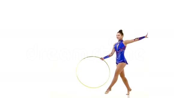 女人用呼啦圈做运动视频的预览图